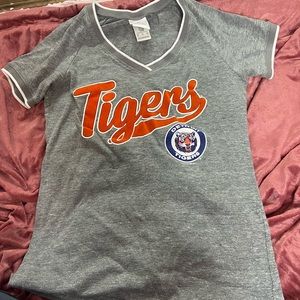 Gray tiger tee shirt